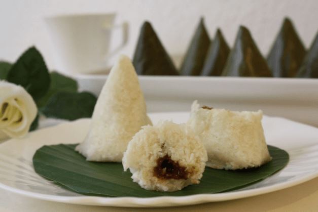 Kue Ombus-ombus, 1. Lontong Medan, 2. Mie Gomak, 3. Sate Padang Medan , 4. Mie Aceh Medan, 5. Soto Medan, 6. Bihun Bebek, 7. Bakso Lembu Medan, 8. Es Krim Tip Top, 9. Kari Bihun Tabona, 10. Rujak Kolam Medan, 11. Teh Susu Telur, 12. Kwetiau Ateng, 13. Kolak Durian, 14. Saksang, 15. Babi Panggang Karo, 16. Daun Singkong Tumbuk, 17. Bika Ambon, 18. Durian Medan, 19. Ikan Teri Medan, 20. Lemang Medan , 21. Sate Kerang, 22. Kacang Sihobuk, 23. Kue Ombus-ombus, 24. Kopi Sidikalang, 25. Sirup Markisa
