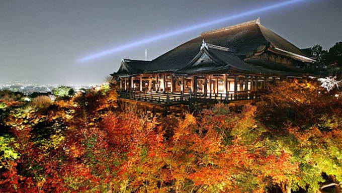 Kuil Kiyomizudera saat iluminasi musim gugur. Foto via tapchidulich.com.vn, Mari mulai dengan menikmati mekarnya bunga Sakura di musim semi, Larut dalam lautan warna-warni musim gugur di Jepang, Mengenal musim liburan di Jepang, Cerita tentang tsuyu dan taifun