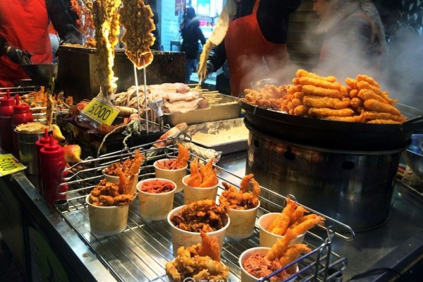 Kuliner pinggir jalan di Korea Selatan, 1. Mitos: “Untuk Dapat Tiket Pesawat Murah, Pesannya Harus Jauh-jauh Hari Sebelum Hari-H.”, 2. Mitos: “Beli tiket pesawat di hari Selasa, harganya lebih murah dari hari lain.”, 3. Mitos: “Jetlag terjadi karena kurang tidur selama di perjalanan.”, 4. Mitos: “Travelling itu mahal dan hanya cocok untuk mereka yang punya banyak duit!”, 5. Mitos: “Traveling cuma cocok untuk mereka yang punya waktu. Saya sih sibuk, nggak sempat jalan-jalan!”, 6. Mitos: “Ngapain jalan-jalan? Ngabisin duit aja ah!”, 7. Mitos: “Solo traveling itu berbahaya. Apalagi kalau kamu perempuan!”, 8. Mitos: “Mumpung masih single, jalan-jalan dulu sepuasnya. Kalau sudah punya anak sih, ribet!”, 9. Mitos: “Bahasa Inggris bisa diterima di seluruh dunia.”, 10. Mitos: “Karena nggak semua negara ngerti bahasa Inggris, kamu harus belajar dulu bahasa negara yang akan dikunjungi sebelum main kesana”, 11. Mitos: “Pergi traveling bareng orang yang belum dikenal itu nggak banget deh! Bahaya!”, 12. Mitos: “Ngapain nginep di hostel? Hostel kan cuma cocok untuk backpackers atau mahasiswa aja!”, 13. Mitos: “Jangan coba-coba ikutan couchsurfing. Bahaya banget menginap di rumah orang yang nggak dikenal, 14. Mitos: “Buku panduan wisata itu nggak selalu tepat. Yang paling oke tuh tanya langsung ke penduduk lokal!”, 15. Mitos: “Pemegang passport Indonesia bakalan ribet kalau mau jalan-jalan keliling dunia.”, 16. Mitos: “Waktu paling strategis untuk menekan budget traveling, adalah dengan berwisata pas low season”, 17. Mitos: “Untuk dapat harga terbaik, pesan kamar hotel lewat situs booking saja.”, 18. Mitos: “Kalau lagi jalan-jalan, jangan jajan di pinggir jalan. Bisa bikin sakit, lho! Mending makan di restoran saja deh!”