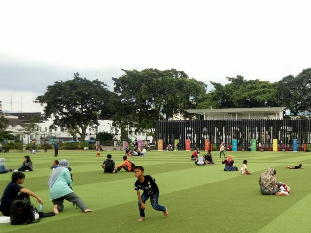 Lapangan Rumput Sintetis via Google Maps, Sejarah Alun-alun Kota Bandung, Alamat Alun-alun Bandung, Kelebihan Alun-alun Kota Bandung, Fasilitas yang Tersedia