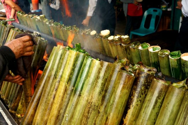 Lemang Khas Medan, 1. Bika Ambon, 2. Bolu Meranti Medan, 3. Pancake Durian Medan, 4. Durian Ucok, 5. Kain Ulos, 6. Sirup Buah Markisa Khas Medan, 7. Teri Medan, 8. Kopi Sidikalang Medan, 9. Kacang Sihobuk, 10. Manisan Jambu, 11. Medan Napoleon, 12. Risol Spesial Gogo, 13. Pia Tamiang, 14. Tempe Medan, 15. Ikan Sale Medan, 16. Lemang, 17. Roti Ganda Medan, 18. Kaos Medan, 19. Batik Medan, 20. Sate Kerang Rahmat Toha, 21. Dolung-dolung Parapat, 22. Bolu Toba, 23. Rujak Brayan Khas Medan, 24. Popia Yoserizal Khas Medan, 25. Lapis Legit Medan
