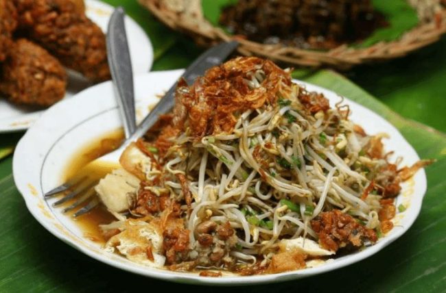 Lontong Balap Paling Enak, 1. Nasi Goreng Jancuk, 2. Sego Sambel Khas Surabaya, 3. Nasi Cumi Nikmat Surabaya, 4. Nasi Campur Tambak Bayan, 5. Nasi Empal Pengampon, 6. Nasi Krawu Surabaya, 7. Rujak Cingur Khas Surabaya, 8. Tahu Tek Surabaya, 9. Pecel Semanggi, 10. Sate Klopo, 11. Sate Lisidu, 12. Sate Karak, 13. Lontong Kupang, 14. Lontong Balap Paling Enak, 15. Mie Akhirat Kota SBY, 16. Mie Pecun, 17. Bebek Mercon, 18. Bebek Palupi, 19. Bebek Goreng Sinjay, 20. Bebek Tugu Pahlawan, 21. Rawon Kalkulator Taman Bungkul, 22. Rawon Setan Khas Surabaya, 23. Belut Spesial Khas Surabaya, 24. Soto Lamongan Cak Har, 25. Kepiting Cak Gundul, 26. Tahu Campur , 27. Surabaya Snowcake , 28. Almond Crispy Cheese, 29. Es Krim Zangrandi , 30. Soto Gubeng, 31. Pohong Tata, 32. Lapis Surabaya, 33. Sirup Bogem Mangrove