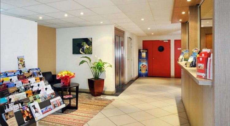 Lobby, via booking, 1. Kyriad Disneyland Resort Paris, Salah Satu Hotel Partner Disneyland Paris yang Rate-nya Kerap Diobral Abis!, 2. Walau Nggak Sepenuhnya Berbentuk Hotel, Sejours et Affaires Rive Gauche Aparthotel Ini Cukup Layak Untuk Dipertimbangkan, 3. Satu Lagi Hotel Partner Disneyland Paris yang Perlu Dipertimbangkan, yaitu Adagio Marne La Vallée Val d’Europe Aparthotel, 4. Hipark Residence Serris Val d’Europe, Apartemen Keren yang Rate-nya Masih Dibawah 1 Juta, 5. Alternatif Lainnya, Kalian Bisa Melirik Residhome Val d’Europe Yang Juga Ada di Sekitar Disneyland Paris, 6. Walau Nggak Dekat-Dekat Amat dengan Disneyland Paris, Ibis Budget Marne la Vallée Layak Dilirik Karena Rate-nya yang Asyik Banget