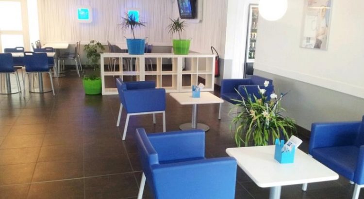 Lounge dan lobby, via booking, 1. Kyriad Disneyland Resort Paris, Salah Satu Hotel Partner Disneyland Paris yang Rate-nya Kerap Diobral Abis!, 2. Walau Nggak Sepenuhnya Berbentuk Hotel, Sejours et Affaires Rive Gauche Aparthotel Ini Cukup Layak Untuk Dipertimbangkan, 3. Satu Lagi Hotel Partner Disneyland Paris yang Perlu Dipertimbangkan, yaitu Adagio Marne La Vallée Val d’Europe Aparthotel, 4. Hipark Residence Serris Val d’Europe, Apartemen Keren yang Rate-nya Masih Dibawah 1 Juta, 5. Alternatif Lainnya, Kalian Bisa Melirik Residhome Val d’Europe Yang Juga Ada di Sekitar Disneyland Paris, 6. Walau Nggak Dekat-Dekat Amat dengan Disneyland Paris, Ibis Budget Marne la Vallée Layak Dilirik Karena Rate-nya yang Asyik Banget