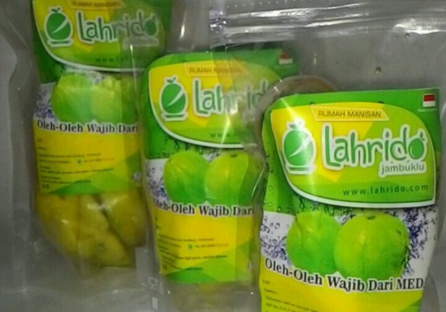 Manisan Jambu, 1. Bika Ambon, 2. Bolu Meranti Medan, 3. Pancake Durian Medan, 4. Durian Ucok, 5. Kain Ulos, 6. Sirup Buah Markisa Khas Medan, 7. Teri Medan, 8. Kopi Sidikalang Medan, 9. Kacang Sihobuk, 10. Manisan Jambu, 11. Medan Napoleon, 12. Risol Spesial Gogo, 13. Pia Tamiang, 14. Tempe Medan, 15. Ikan Sale Medan, 16. Lemang, 17. Roti Ganda Medan, 18. Kaos Medan, 19. Batik Medan, 20. Sate Kerang Rahmat Toha, 21. Dolung-dolung Parapat, 22. Bolu Toba, 23. Rujak Brayan Khas Medan, 24. Popia Yoserizal Khas Medan, 25. Lapis Legit Medan