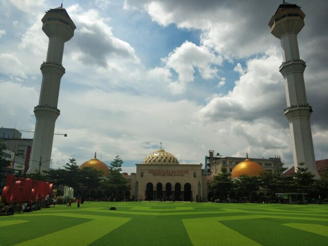 Masjid Raya Bandung via Google Maps, Sejarah Alun-alun Kota Bandung, Alamat Alun-alun Bandung, Kelebihan Alun-alun Kota Bandung, Fasilitas yang Tersedia