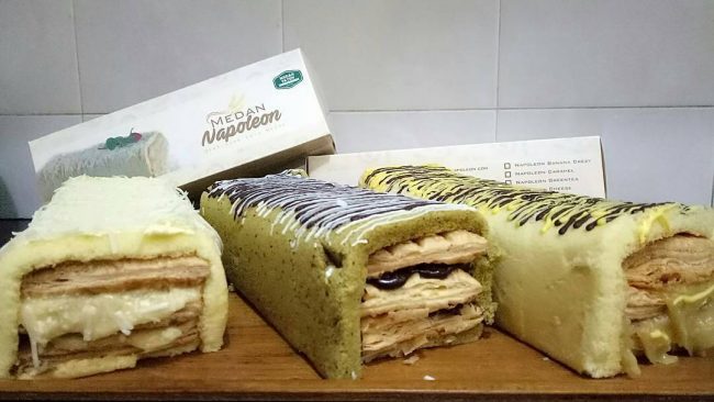 Medan Napoleon, 1. Bika Ambon, 2. Bolu Meranti Medan, 3. Pancake Durian Medan, 4. Durian Ucok, 5. Kain Ulos, 6. Sirup Buah Markisa Khas Medan, 7. Teri Medan, 8. Kopi Sidikalang Medan, 9. Kacang Sihobuk, 10. Manisan Jambu, 11. Medan Napoleon, 12. Risol Spesial Gogo, 13. Pia Tamiang, 14. Tempe Medan, 15. Ikan Sale Medan, 16. Lemang, 17. Roti Ganda Medan, 18. Kaos Medan, 19. Batik Medan, 20. Sate Kerang Rahmat Toha, 21. Dolung-dolung Parapat, 22. Bolu Toba, 23. Rujak Brayan Khas Medan, 24. Popia Yoserizal Khas Medan, 25. Lapis Legit Medan