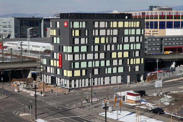 Meininger Hotel Frankfurt Main Messe via Caimmo, 1. Sendiri Atau Keluarga, Perokok atau Bukan, B&amp;B Hotel Frankfurt City-Ost Menyediakan Akomodasi Untuk Semua Orang!, 2. United Hostel Frankfurt City Center Ini Terkenal Sebagai Penginapan Favorit Para Backpackers Muda Dunia., 3. Bagi Kamu yang Penuh Semangat, Meininger Hotel Frankfurt Main Messe Sepertinya Keren dan Cozy!, 4. Asyiknya Merilekskan Diri dengan Berbagai Layanan Spa di Savoy Hotel, 5. Nggak Perlu Pusing Mikirin Transport Kalau Menginapnya di Comfort Hotel Frankfurt City Center yang Super Strategis, 6. Pura-Pura Punya Rumah Sendiri di Germany dengan Menginap di Villa Orchard Frankfurt yang Nyaman, 7. Penuh Kejutan di Setiap Ruang Clarion Collection Hotel yang Berfasilitas Lengkap, 8. Malas Perjalanan Jauh dari Bandara? Park Inn by Radisson Frankfurt Airport Hotel Sebagai Solusinya!, 9. Ada Lagi Nih Smart Stay Hotel Frankfurt yang Merupakan Cara Pintar untuk Menghemat Budget