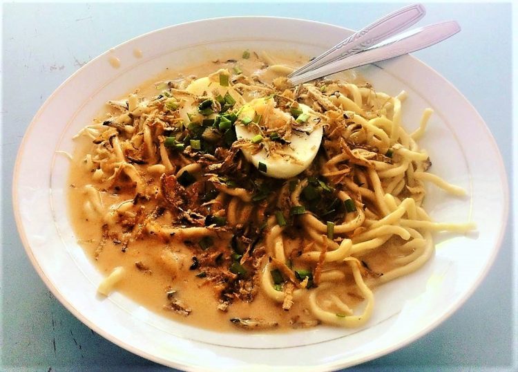 Mie Celor via IG @palembanginsta, 1. Pempek, 2. Tekwan, 3. Laksan, 4. Celimpungan, 5. Burgo, 6. Lakso, 7. Martabak Palembang, 8. Mie Celor, 9. Pindang Ikan, 10. Pindang Tulang, 11. Sate Sapi Cucuk Manis, 12. Bakmi Babi, 13. Es Kacang Merah, 14. Kemplang Palembang, 15. Godo-Godo, 16. Gulo Puan, 17. Roti Koing, 18. Sambal Tempoyak, 19. Model, 20. Malbi, 21. Kue 8 Jam, 22. Otak-otak Kuah Cuko, 23. Lempok, 24. Lenggang, 25. Martabak HAR, 26. Kue Lapis Kojo, 27. Kue Engkak Ketan , 28. Kue Maksuba, 29. Kue Bolu Suri, 30. Kue Gandus, 31. Kue Lumpang, 32. Kue Srikaya, 33. Dadar Jiwo, 34. Sambal Lingkung, 35. Telok Ukan