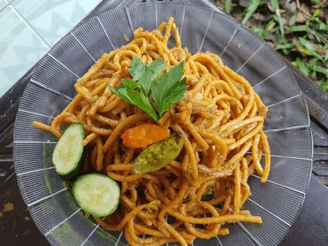 Mie Gomak, 1. Lontong Medan, 2. Mie Gomak, 3. Sate Padang Medan , 4. Mie Aceh Medan, 5. Soto Medan, 6. Bihun Bebek, 7. Bakso Lembu Medan, 8. Es Krim Tip Top, 9. Kari Bihun Tabona, 10. Rujak Kolam Medan, 11. Teh Susu Telur, 12. Kwetiau Ateng, 13. Kolak Durian, 14. Saksang, 15. Babi Panggang Karo, 16. Daun Singkong Tumbuk, 17. Bika Ambon, 18. Durian Medan, 19. Ikan Teri Medan, 20. Lemang Medan , 21. Sate Kerang, 22. Kacang Sihobuk, 23. Kue Ombus-ombus, 24. Kopi Sidikalang, 25. Sirup Markisa