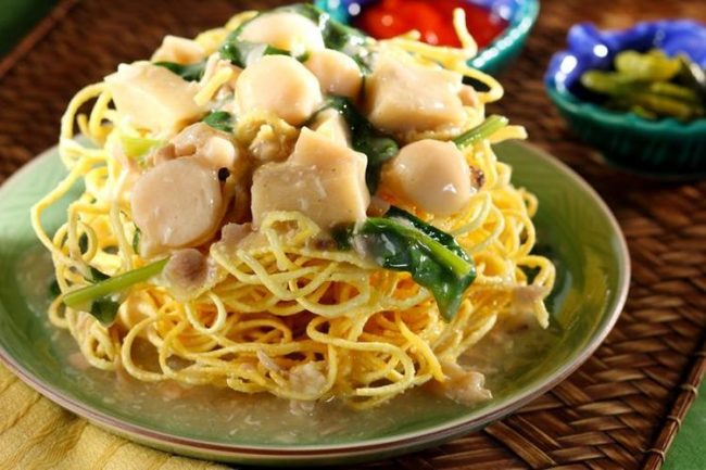 Mie Titi khas Makassar via Kompas, 1. Coto Makassar, 2. Sop Saudara, 3. Pallubasa, 4. Pallumara, 5. Konro Makassar, 6. Juku Pallu Ce’la, 7. Konro Bakar, 8. Sop Ubi, 9. Songkolo Bagadang, 10. Burasa, 11. Bebek Palekko, 12. Kapurung, 13. Mie Titi, 14. Barongko, 15. Pisang Epe, 16. Es Palu Butung, 17. Gogoso, 18. Sarabba, 19. Ikan Bakar Parape, Termasuk Makanan Khas Makassar, 20. Es Pisang Ijo, Makanan Khas Makassar yang Populer, 21. Jalangkote, 22. Sikaporo, 23. Kue Apang, Kue Tradisional Khas Makassar, 24. Pallu Kacci, 25. Nasi Kuning Riburane, 26. Roko-Roko Unti dan Cangkuning, 27. Putu Cangkiri, 28. Baje, 29. Kue Dange, 30. Buroncong, 31. Cucuru Bayao