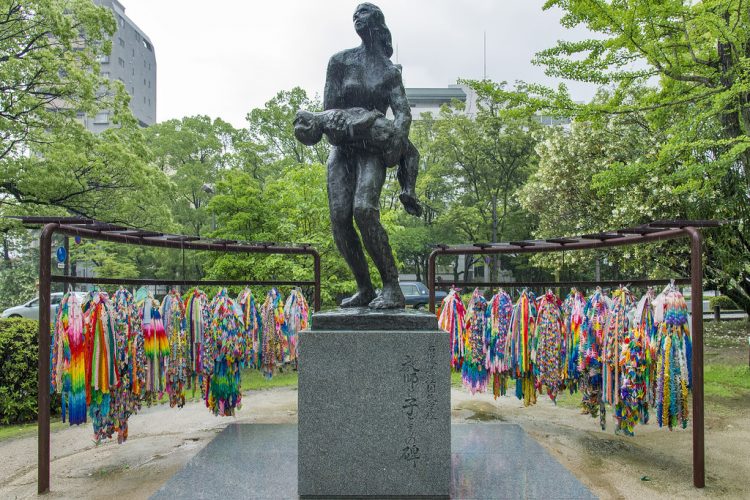 Monument of the A-Bombed Teachers and Students of National Elementary Schools via Flickr, Tentang Hiroshima Peace Memorial Park, Apa yang bisa ditemukan di Hiroshima Peace Memorial Park?, Fasilitas di Hiroshima Peace Memorial Park, Akses Menuju Hiroshima Peace Memorial Park