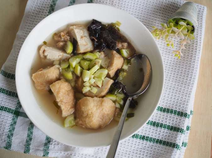 Model via shutterstock, 1. Pempek, 2. Tekwan, 3. Laksan, 4. Celimpungan, 5. Burgo, 6. Lakso, 7. Martabak Palembang, 8. Mie Celor, 9. Pindang Ikan, 10. Pindang Tulang, 11. Sate Sapi Cucuk Manis, 12. Bakmi Babi, 13. Es Kacang Merah, 14. Kemplang Palembang, 15. Godo-Godo, 16. Gulo Puan, 17. Roti Koing, 18. Sambal Tempoyak, 19. Model, 20. Malbi, 21. Kue 8 Jam, 22. Otak-otak Kuah Cuko, 23. Lempok, 24. Lenggang, 25. Martabak HAR, 26. Kue Lapis Kojo, 27. Kue Engkak Ketan , 28. Kue Maksuba, 29. Kue Bolu Suri, 30. Kue Gandus, 31. Kue Lumpang, 32. Kue Srikaya, 33. Dadar Jiwo, 34. Sambal Lingkung, 35. Telok Ukan