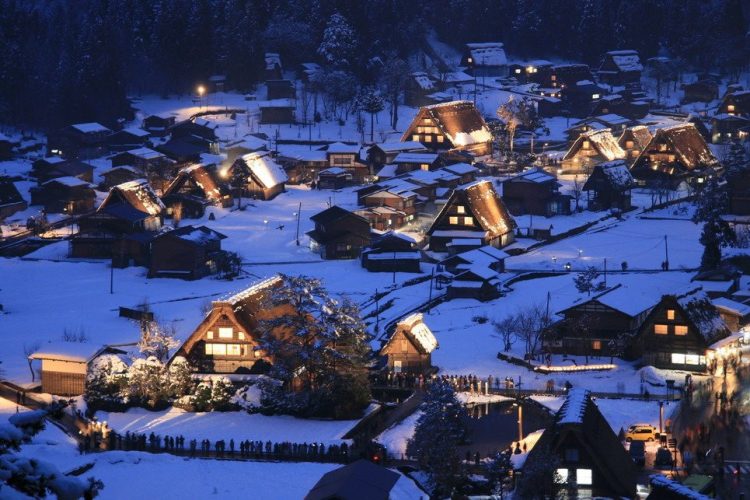 Musim dingin di Shirakawago. Foto via mellowmonkcom, Mari mulai dengan menikmati mekarnya bunga Sakura di musim semi, Larut dalam lautan warna-warni musim gugur di Jepang, Mengenal musim liburan di Jepang, Cerita tentang tsuyu dan taifun