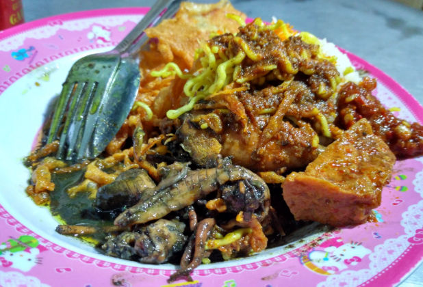 Nasi Cumi Nikmat Surabaya, 1. Nasi Goreng Jancuk, 2. Sego Sambel Khas Surabaya, 3. Nasi Cumi Nikmat Surabaya, 4. Nasi Campur Tambak Bayan, 5. Nasi Empal Pengampon, 6. Nasi Krawu Surabaya, 7. Rujak Cingur Khas Surabaya, 8. Tahu Tek Surabaya, 9. Pecel Semanggi, 10. Sate Klopo, 11. Sate Lisidu, 12. Sate Karak, 13. Lontong Kupang, 14. Lontong Balap Paling Enak, 15. Mie Akhirat Kota SBY, 16. Mie Pecun, 17. Bebek Mercon, 18. Bebek Palupi, 19. Bebek Goreng Sinjay, 20. Bebek Tugu Pahlawan, 21. Rawon Kalkulator Taman Bungkul, 22. Rawon Setan Khas Surabaya, 23. Belut Spesial Khas Surabaya, 24. Soto Lamongan Cak Har, 25. Kepiting Cak Gundul, 26. Tahu Campur , 27. Surabaya Snowcake , 28. Almond Crispy Cheese, 29. Es Krim Zangrandi , 30. Soto Gubeng, 31. Pohong Tata, 32. Lapis Surabaya, 33. Sirup Bogem Mangrove