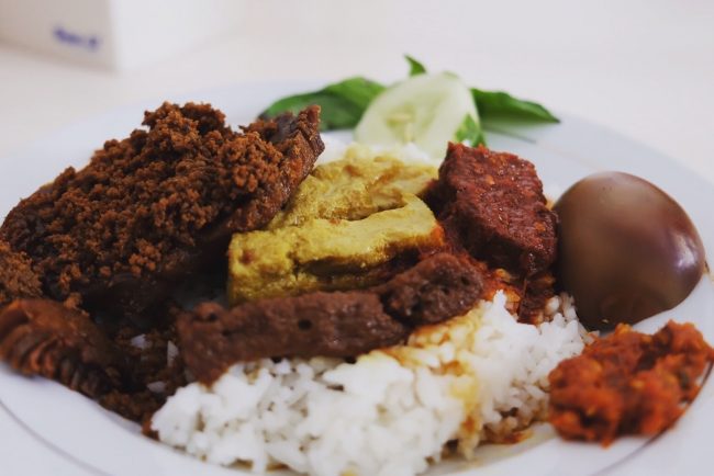 Nasi Campur Tambak Bayan via Pergikuliner, 1. Nasi Goreng Jancuk, 2. Sego Sambel Khas Surabaya, 3. Nasi Cumi Nikmat Surabaya, 4. Nasi Campur Tambak Bayan, 5. Nasi Empal Pengampon, 6. Nasi Krawu Surabaya, 7. Rujak Cingur Khas Surabaya, 8. Tahu Tek Surabaya, 9. Pecel Semanggi, 10. Sate Klopo, 11. Sate Lisidu, 12. Sate Karak, 13. Lontong Kupang, 14. Lontong Balap Paling Enak, 15. Mie Akhirat Kota SBY, 16. Mie Pecun, 17. Bebek Mercon, 18. Bebek Palupi, 19. Bebek Goreng Sinjay, 20. Bebek Tugu Pahlawan, 21. Rawon Kalkulator Taman Bungkul, 22. Rawon Setan Khas Surabaya, 23. Belut Spesial Khas Surabaya, 24. Soto Lamongan Cak Har, 25. Kepiting Cak Gundul, 26. Tahu Campur , 27. Surabaya Snowcake , 28. Almond Crispy Cheese, 29. Es Krim Zangrandi , 30. Soto Gubeng, 31. Pohong Tata, 32. Lapis Surabaya, 33. Sirup Bogem Mangrove