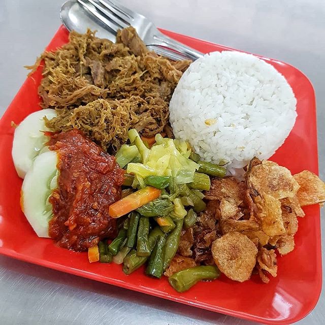 Nasi Empal Pengampon, 1. Nasi Goreng Jancuk, 2. Sego Sambel Khas Surabaya, 3. Nasi Cumi Nikmat Surabaya, 4. Nasi Campur Tambak Bayan, 5. Nasi Empal Pengampon, 6. Nasi Krawu Surabaya, 7. Rujak Cingur Khas Surabaya, 8. Tahu Tek Surabaya, 9. Pecel Semanggi, 10. Sate Klopo, 11. Sate Lisidu, 12. Sate Karak, 13. Lontong Kupang, 14. Lontong Balap Paling Enak, 15. Mie Akhirat Kota SBY, 16. Mie Pecun, 17. Bebek Mercon, 18. Bebek Palupi, 19. Bebek Goreng Sinjay, 20. Bebek Tugu Pahlawan, 21. Rawon Kalkulator Taman Bungkul, 22. Rawon Setan Khas Surabaya, 23. Belut Spesial Khas Surabaya, 24. Soto Lamongan Cak Har, 25. Kepiting Cak Gundul, 26. Tahu Campur , 27. Surabaya Snowcake , 28. Almond Crispy Cheese, 29. Es Krim Zangrandi , 30. Soto Gubeng, 31. Pohong Tata, 32. Lapis Surabaya, 33. Sirup Bogem Mangrove