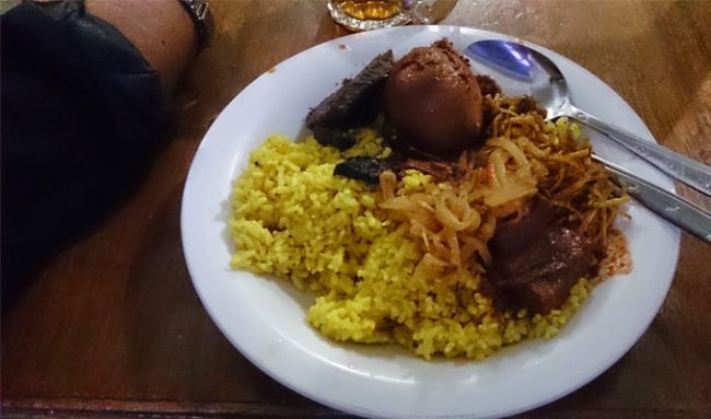 Nasi Kuning Riburane, 1. Coto Makassar, 2. Sop Saudara, 3. Pallubasa, 4. Pallumara, 5. Konro Makassar, 6. Juku Pallu Ce’la, 7. Konro Bakar, 8. Sop Ubi, 9. Songkolo Bagadang, 10. Burasa, 11. Bebek Palekko, 12. Kapurung, 13. Mie Titi, 14. Barongko, 15. Pisang Epe, 16. Es Palu Butung, 17. Gogoso, 18. Sarabba, 19. Ikan Bakar Parape, Termasuk Makanan Khas Makassar, 20. Es Pisang Ijo, Makanan Khas Makassar yang Populer, 21. Jalangkote, 22. Sikaporo, 23. Kue Apang, Kue Tradisional Khas Makassar, 24. Pallu Kacci, 25. Nasi Kuning Riburane, 26. Roko-Roko Unti dan Cangkuning, 27. Putu Cangkiri, 28. Baje, 29. Kue Dange, 30. Buroncong, 31. Cucuru Bayao