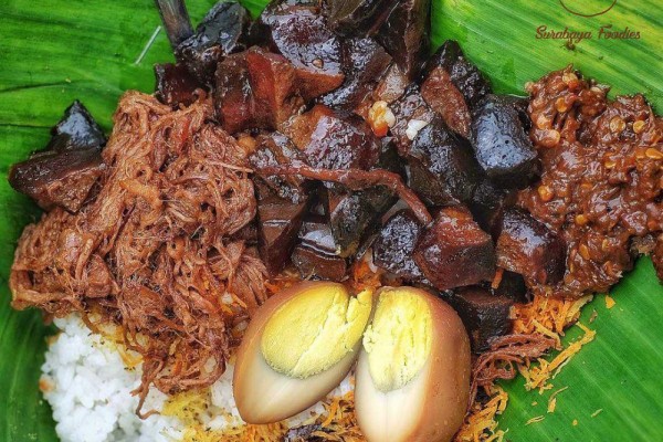 Nasi Krawu Surabaya, 1. Nasi Goreng Jancuk, 2. Sego Sambel Khas Surabaya, 3. Nasi Cumi Nikmat Surabaya, 4. Nasi Campur Tambak Bayan, 5. Nasi Empal Pengampon, 6. Nasi Krawu Surabaya, 7. Rujak Cingur Khas Surabaya, 8. Tahu Tek Surabaya, 9. Pecel Semanggi, 10. Sate Klopo, 11. Sate Lisidu, 12. Sate Karak, 13. Lontong Kupang, 14. Lontong Balap Paling Enak, 15. Mie Akhirat Kota SBY, 16. Mie Pecun, 17. Bebek Mercon, 18. Bebek Palupi, 19. Bebek Goreng Sinjay, 20. Bebek Tugu Pahlawan, 21. Rawon Kalkulator Taman Bungkul, 22. Rawon Setan Khas Surabaya, 23. Belut Spesial Khas Surabaya, 24. Soto Lamongan Cak Har, 25. Kepiting Cak Gundul, 26. Tahu Campur , 27. Surabaya Snowcake , 28. Almond Crispy Cheese, 29. Es Krim Zangrandi , 30. Soto Gubeng, 31. Pohong Tata, 32. Lapis Surabaya, 33. Sirup Bogem Mangrove