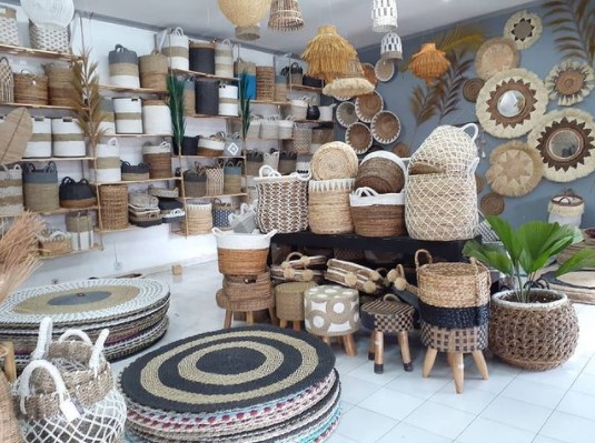 Naturalan via IG @naturalan.id, 1. Bakpia Jogja, 2. Yangko, 3. Geplak, 4. Gudeg Jogja, 5. Coklat Monggo, 6. Salak Pondoh, 7. Tiwul Yu Tum, 8. Jadah Tempe Mbah Carik, 9. Tasuba (Tahu Susu Bakso) Jogja, 10. Belalang Goreng (Walang Goreng), 11. Keripik Belut Jogja, 12. Seafood Olahan Jogja, 13. Peyek Mbok Tumpuk, 14. Batik Jogja, 15. Kerajinan Perak Jogja, 16. Blangkon, 17. Brownies Ubi Ungu, 18. Keripik Tempe Sagu, 19. Jogja Scrummy, 20. Gudeg Kaleng, 21. Gerabah Kasongan, 22. Kaos Dagadu, 23. Kue Mochi, 24. Keripik Welut, 25. Wayang, 26. Kerajinan Kulit, 27. Aksesoris Khas Jogja, 28. Tas Dowa, 29. Bakpia Princess Cake, 30. Wedang Uwuh, 31. Geblek Kulonprogo, 32. Tas Rotan, 33. Kopi Merapi, 1. Naturalan, 2. Kaloka Pottery, 3. Toko Barang Bareng, 4. Dowa Bag And Factory, 6. Mamahke Jogja