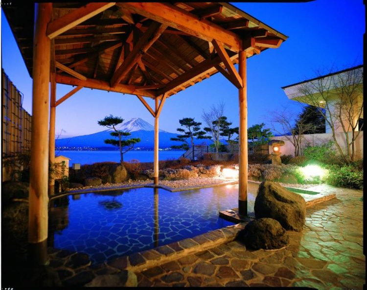 Onsen dengan pemandangan ke arah danau dan gunung via Booking - Hotel Onsen di Jepang
