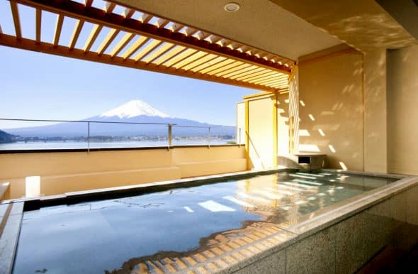 Onsen dengan pemandangan ke arah danau dan gunung via Selected Ryokan