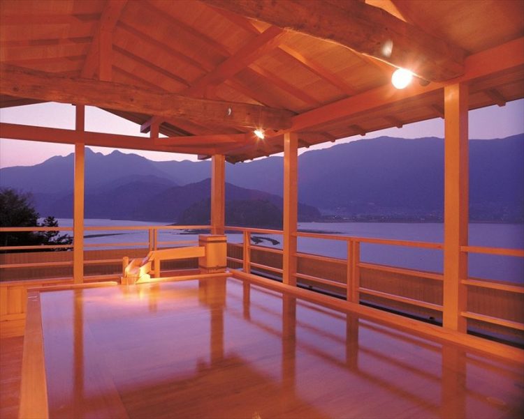 Onsen dengan view ke arah Danau Kawaguchiko via Funjapan