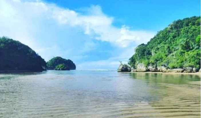 Pantai Clungup via Saung, 1. Wisata Pantai Batu Bengkung Malang, 2. Wisata Batu Night Spectacular (BNS) Malang, 3. Wisata Jatim Park 1, 4. Wahana Wisata Jatim Park 2 Malang, 5. Alun-alun kota Malang, 6. Wisata Petik Apel Malang, 7. Masjid Tiban Malang, 8. Wisata Alam Air Terjun Coban Rondo Malang, 9. Wahana Wisata Eco Green Park Malang, 10. Wisata Museum Angkut Malang, 11. Wisata Pulau Sempu Malang, 12. Wisata Pantai Balekambang Malang, 13. Objek Wisata Bendungan Karangkates Malang, 14. Wahana Wisata Wendit Water Park Malang, 15. Tempat wisata Alam Selecta Malang, 16. Objek Wisata Agrowisata Wonosari Malang, 17. Wahana Wisata Taman Rekreasi Sengkaling Malang, 18. Wisata Kuliner dan Edukasi di Inggil Museum Resto Malang, 19. Wisata Alam Menikmati Kecantikan Alam Ala Omah kayu Malang, 20. Objek Wisata Uji Adrenalin Wisata Paralayang Malang, 21. Wisata Alam 7 Air Terjun Sumber Pitu Malang, 22. Berwisata Menikmati Keperawanan Pantai Sipelot Malang, 23. Tempat Wisata Edukasi Museum Kesehatan Jiwa Malang, 24. Wisata Alam Sumber Air Krabyakan Malang, 25. Wisata Pantai Ngliyep nan Indah di Malang, 26. Wisata Sejarah di Museum D’Topeng Malang, 27. Objek Wisata Panen Madu di Agro Tawon Rimba Raya Malang, 28. Wisata Sejarah Gerbong Maut di Museum Brawijaya Malang, 29. Wisata Edukasi Museum Malang Tempo Doeloe, 30. Objek Wisata Pemandian Air Panas Cangar Batu Malang, 31. Objek Wisata Secret zoo Kebun Binatang Batu Malang, 32. Tempat Wisata Kuliner Es Krim Legendaris di Toko Oen Malang, 33. Mata Air Sumber Sirah, 34. Coban Nirwana atau Coban Mbok Karimah, 35. Pemandian Kalireco Lawang, 36. Teluk Bidadari, 37. Banyu Anjlok, 38. Wisata Tubing Wringinanom, 39. Coban Tundo, 40. Pantai Kedung Celeng, 41. Air Terjun Coban Pelangi, 42. Gua Lo Bangi, 43. Ndayung Rafting, 44. Waduk Selorejo Malang, 45. Pantai Tiga Warna Malang, 46. Teluk Kletekan Malang, 47. Pantai Lenggoksono Malang, 48. Pantai Bajul Mati Malang, 49. Jawa Timur Park 3, 50. Kampung Warna Warni Jodipan, 51. Candi Badut, 51. Sumber Jenon, 52. Wisata Pujon Kidul, 53. Pantai Sendang Biru, 54. Hawai Waterpark, 55. Pura Luhur Giri Arjuno, 56. Museum Tubuh, 57. Kusuma Waterpark, 58. Candi Songgoriti, 59. Taman Singha Merjosari, 60. Taman Kelinci, 61. Candi Singosari, 62. Pura Luhur Giri Arjuno, 63. Masjid Agung Malang, 64. Masjid Annur Batu, 65. Coban Rais, 66. River Tubing di Sungai Amprong, 67. Sumber Maron, 68. Coban Jahe, 69. Coban Talun, 70. Coban Parang Tejo, 71. Coban Gintung, 72. Coban Sewu, 73. Coban Putri, 74. Rafting Kaliwatu, 75. Sumber Taman, 76. Bukit Bulu, 77. De Tjangkul Batu, 78. Taman Labirin Coban Rondo, 79. Bukit Binglis, 80. Bukit Cinta, 81. Bukit Bintang, 82. Bukit Teletubbies, 83. Bukit Asmoro, 84. Bukit Budug Asu, 85. Pantai Banyu Meneng, 86. Pantai Selok, 87. Pantai Sendiki, 88. Pantai Goa Cina, 89. Pantai Sendang Biru, 90. Pantai Watu Leter, 91. Pantai Wedi Awu, 92. Pantai Jonggring Saloko, 93. Pantai Wedi Putih, 94. Pantai Bangsong, 95. Pantai Teluk Asmoro, 96. Pantai Telok, 97. Pantai Parang Dowo, 98. Pantai Jolangkung, 99. Pantai Tomen