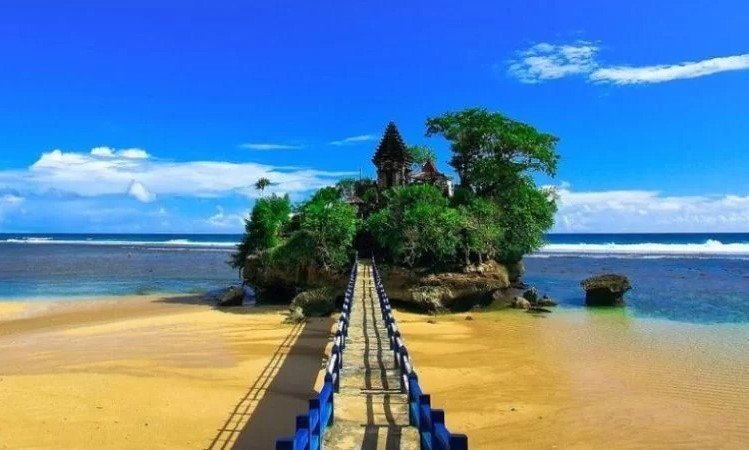 Pantai Balekambang, 1. Gunung Bromo, 2. Pantai Pasir Putih, 3. Telaga Sarangan, 4. Ranu Kumbolo Gunung Semeru, 5. Pulau Sempu, 6. Pantai Plengkung, 7. Pantai Bandealit, 8. Pantai Sendang Biru, 9. Pulau Merah, 10. Pantai Balekambang, 11. Kawah Ijen Banyuwangi , 12. Jawa Timur Park (Jatim Park) 1, 13. House of Sampoerna, 14. Wisata Bahari Lamongan , 15. Pantai Papuma Jember, 16. Gunung Kelud Kediri, 17. Maharani Zoo & Goa, 18. Pemandian Air Panas Cangar Jawa Timur, 19. Arung Jeram Songa Probolinggo, 20. Air Terjun Madakaripura Probolinggo, 21. Air Terjun Coban Rondo, 22. Puncak B-29, 23. Simpang Lima Gumul – KEDIRI, 24. Gumul Paradise Island Kediri, 25. Taman Langit Gunung Banyak, 26. Jatim Park 2 Malang, 27. Taman Rekreasi Selecta, 28. Wisata Bukit Jaddhih, 29. Air Terjun Dlundung, 30. Predator Fun Park Batu, 31. Eco Green Park, 32. Taman Bungkul, 33. Pantai Batu Bengkung, 34. Air Terjun Putuk Truno, 35. The Grand Taman Safari Prigen Jawa Timur, 36. Pantai Kelapa Tuban, 37. Air Terjun Sedudo