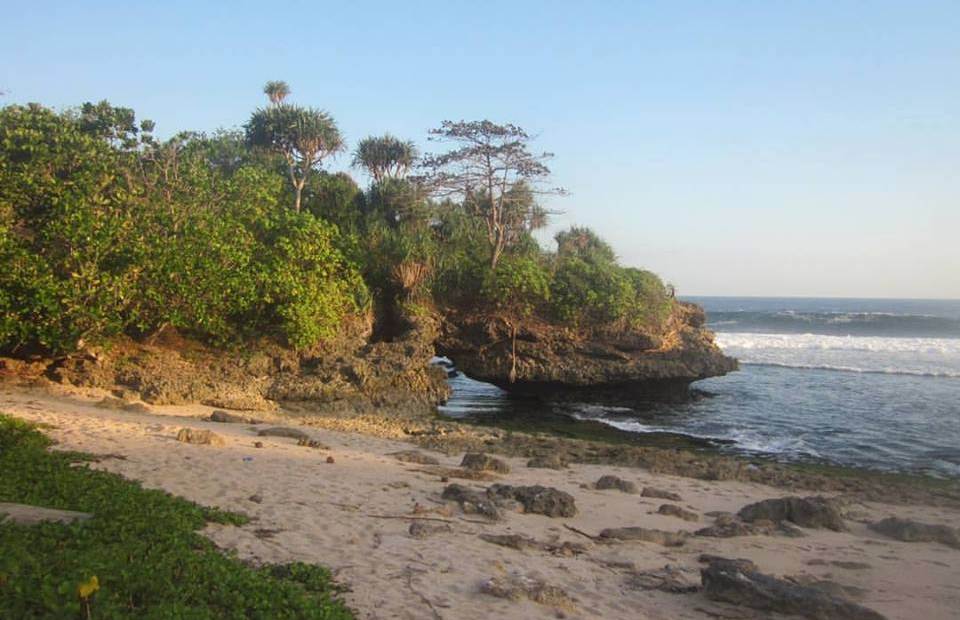 Pantai Karang Bolong via IG @whiempy, 1. Pantai 3 Warna Malang, 2. Pantai Watu Lepek, 3. Pantai Sendiki, 4. Pantai Jelangkung, Nama Mistis yang Tidak Mistis, 5. Pantai Batu Bengkung, 6. Pantai Ngliyep, 7. Pantai Perawan, 8. Pantai Clungup, 9. Wisata Pantai Bowele, 10. Pantai Selok, 11. Pantai Banyu Meneng, 12. Pantai Seling Ciut yang Tersembunyi, 13. Pantai di Pulau Sempu, 14. Pantai Watu Leter Malang, 15. Pantai Tamban, 16. Pantai Balekambang, 17. Pantai Wedi Awu, 18. Pantai Bajul Mati Malang, 19. Pantai Gatra yang Tertutup Barisan Bukit, 20. Pantai Ngopet, 21. Pantai Ngudel, 22. Pantai Teluk Asmara, 23. Pantai Kondang Merak, 24. Pantai Waru Waru, 25. Pantai Pesanggrahan, 26. Pantai Taman Ayu, 27. Pantai Kuncaran, 28. Pantai Karang Bolong, 29. Pantai Karang Tengkorak