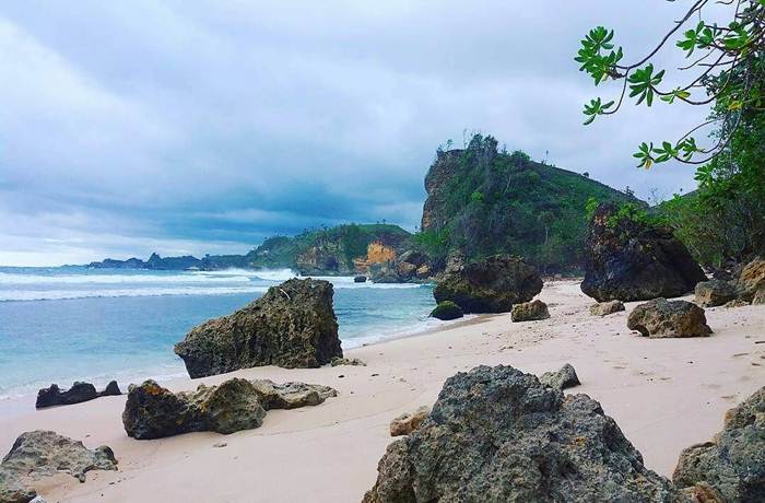 Pantai Karang Tengkorak via IG @happyswandika, 1. Pantai 3 Warna Malang, 2. Pantai Watu Lepek, 3. Pantai Sendiki, 4. Pantai Jelangkung, Nama Mistis yang Tidak Mistis, 5. Pantai Batu Bengkung, 6. Pantai Ngliyep, 7. Pantai Perawan, 8. Pantai Clungup, 9. Wisata Pantai Bowele, 10. Pantai Selok, 11. Pantai Banyu Meneng, 12. Pantai Seling Ciut yang Tersembunyi, 13. Pantai di Pulau Sempu, 14. Pantai Watu Leter Malang, 15. Pantai Tamban, 16. Pantai Balekambang, 17. Pantai Wedi Awu, 18. Pantai Bajul Mati Malang, 19. Pantai Gatra yang Tertutup Barisan Bukit, 20. Pantai Ngopet, 21. Pantai Ngudel, 22. Pantai Teluk Asmara, 23. Pantai Kondang Merak, 24. Pantai Waru Waru, 25. Pantai Pesanggrahan, 26. Pantai Taman Ayu, 27. Pantai Kuncaran, 28. Pantai Karang Bolong, 29. Pantai Karang Tengkorak