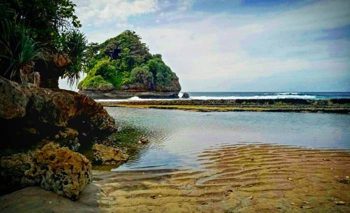 Pantai Jolangkung via IG @cunkringaremania, 1. Pantai Sipelot, 2. Pantai Licin, 3. Pantai Balekambang, 4. Pantai Ngliyep, 5. Pantai Batu Bengkung, 6. Pantai Watu Leter, 7. Pantai Bajulmati, 8. Pantai Goa Cina, 9. Pantai Lenggoksono, 10. Pantai Jonggring Saloko, 11. Pantai Mbehi, 12. Pantai Modangan, 13. Pantai Bantol, 14. Pantai Kondang Buntung, 14. Pantai Kondang Merak, 15. Pantai Watu Pecah, 16. Pantai Tiga Warna, 17. Pantai Sendang Biru, 18. Pantai Ngandol, 19. Pantai Banyu Anjlok, 20. Pantai Sendiki, 21. Pantai Tamban, 22. Pantai Bolu- Bolu, 23. Pantai Wediawu, 24. Pantai Wonogoro, 25. Pantai Nganteb, 26. Pantai Clungup, 27. Pantai Banyumeneng, 28. Pantai Gatra, 29. Pantai Jonggring Saloka, 30. Pantai Watu Lepek, 31. Pantai Wedi Putih, 32. Pantai Klatakan, 33. Pantai Pancer, 34. Pantai Kaliapus, 35. Pantai Bangsong, 36. Pantai Savana, 37. Pantai Teluk Asmoro, 38. Pantai Tomen, 39. Pantai Ungapan, 40. Pantai Jolangkung, 41. Pantai Parang Dowo, 42. Pantai Telok, 43. Pantai Kajaran, 44. Pantai Wedi Klopo, 45. Pantai Ngopet, 46. Pantai Pasang, 47. Pantai Karang Tengkorak, 48. Pantai Karang Bolong, 49. Pantai Ngudel, 50. Pantai Kuncaran, 51. Pantai Taman Ayu, 52. Pantai Pesanggrahan