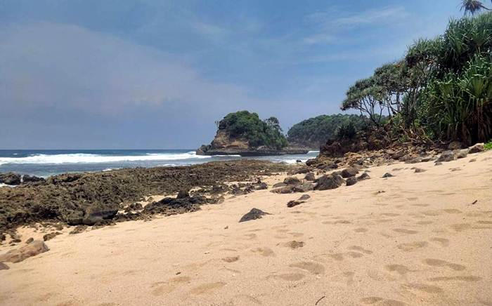 Pantai Jonggring Saloka via IG @whiempy, 1. Pantai Sipelot, 2. Pantai Licin, 3. Pantai Balekambang, 4. Pantai Ngliyep, 5. Pantai Batu Bengkung, 6. Pantai Watu Leter, 7. Pantai Bajulmati, 8. Pantai Goa Cina, 9. Pantai Lenggoksono, 10. Pantai Jonggring Saloko, 11. Pantai Mbehi, 12. Pantai Modangan, 13. Pantai Bantol, 14. Pantai Kondang Buntung, 14. Pantai Kondang Merak, 15. Pantai Watu Pecah, 16. Pantai Tiga Warna, 17. Pantai Sendang Biru, 18. Pantai Ngandol, 19. Pantai Banyu Anjlok, 20. Pantai Sendiki, 21. Pantai Tamban, 22. Pantai Bolu- Bolu, 23. Pantai Wediawu, 24. Pantai Wonogoro, 25. Pantai Nganteb, 26. Pantai Clungup, 27. Pantai Banyumeneng, 28. Pantai Gatra, 29. Pantai Jonggring Saloka, 30. Pantai Watu Lepek, 31. Pantai Wedi Putih, 32. Pantai Klatakan, 33. Pantai Pancer, 34. Pantai Kaliapus, 35. Pantai Bangsong, 36. Pantai Savana, 37. Pantai Teluk Asmoro, 38. Pantai Tomen, 39. Pantai Ungapan, 40. Pantai Jolangkung, 41. Pantai Parang Dowo, 42. Pantai Telok, 43. Pantai Kajaran, 44. Pantai Wedi Klopo, 45. Pantai Ngopet, 46. Pantai Pasang, 47. Pantai Karang Tengkorak, 48. Pantai Karang Bolong, 49. Pantai Ngudel, 50. Pantai Kuncaran, 51. Pantai Taman Ayu, 52. Pantai Pesanggrahan