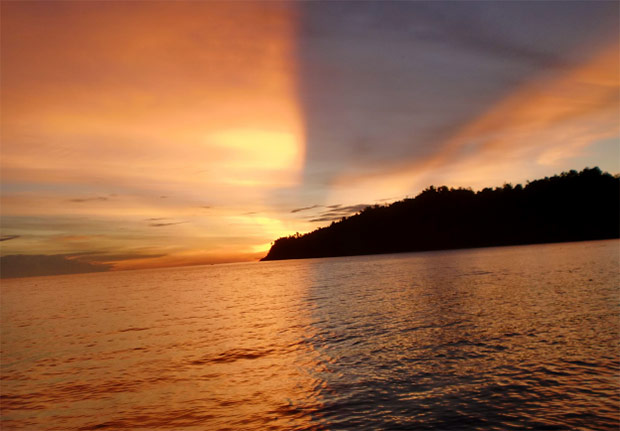 Pantai Mariadei di Serui via Natanwondiwoi.wordpresscom