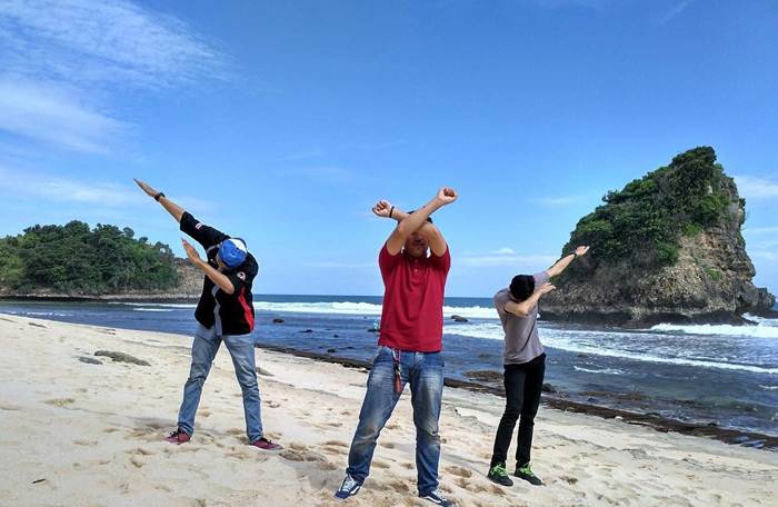Pantai Ngudel via IG @zimami, 1. Pantai 3 Warna Malang, 2. Pantai Watu Lepek, 3. Pantai Sendiki, 4. Pantai Jelangkung, Nama Mistis yang Tidak Mistis, 5. Pantai Batu Bengkung, 6. Pantai Ngliyep, 7. Pantai Perawan, 8. Pantai Clungup, 9. Wisata Pantai Bowele, 10. Pantai Selok, 11. Pantai Banyu Meneng, 12. Pantai Seling Ciut yang Tersembunyi, 13. Pantai di Pulau Sempu, 14. Pantai Watu Leter Malang, 15. Pantai Tamban, 16. Pantai Balekambang, 17. Pantai Wedi Awu, 18. Pantai Bajul Mati Malang, 19. Pantai Gatra yang Tertutup Barisan Bukit, 20. Pantai Ngopet, 21. Pantai Ngudel, 22. Pantai Teluk Asmara, 23. Pantai Kondang Merak, 24. Pantai Waru Waru, 25. Pantai Pesanggrahan, 26. Pantai Taman Ayu, 27. Pantai Kuncaran, 28. Pantai Karang Bolong, 29. Pantai Karang Tengkorak