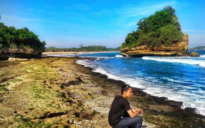 Pantai Parang Dowo via GI @firman_a94, 1. Pantai Sipelot, 2. Pantai Licin, 3. Pantai Balekambang, 4. Pantai Ngliyep, 5. Pantai Batu Bengkung, 6. Pantai Watu Leter, 7. Pantai Bajulmati, 8. Pantai Goa Cina, 9. Pantai Lenggoksono, 10. Pantai Jonggring Saloko, 11. Pantai Mbehi, 12. Pantai Modangan, 13. Pantai Bantol, 14. Pantai Kondang Buntung, 14. Pantai Kondang Merak, 15. Pantai Watu Pecah, 16. Pantai Tiga Warna, 17. Pantai Sendang Biru, 18. Pantai Ngandol, 19. Pantai Banyu Anjlok, 20. Pantai Sendiki, 21. Pantai Tamban, 22. Pantai Bolu- Bolu, 23. Pantai Wediawu, 24. Pantai Wonogoro, 25. Pantai Nganteb, 26. Pantai Clungup, 27. Pantai Banyumeneng, 28. Pantai Gatra, 29. Pantai Jonggring Saloka, 30. Pantai Watu Lepek, 31. Pantai Wedi Putih, 32. Pantai Klatakan, 33. Pantai Pancer, 34. Pantai Kaliapus, 35. Pantai Bangsong, 36. Pantai Savana, 37. Pantai Teluk Asmoro, 38. Pantai Tomen, 39. Pantai Ungapan, 40. Pantai Jolangkung, 41. Pantai Parang Dowo, 42. Pantai Telok, 43. Pantai Kajaran, 44. Pantai Wedi Klopo, 45. Pantai Ngopet, 46. Pantai Pasang, 47. Pantai Karang Tengkorak, 48. Pantai Karang Bolong, 49. Pantai Ngudel, 50. Pantai Kuncaran, 51. Pantai Taman Ayu, 52. Pantai Pesanggrahan