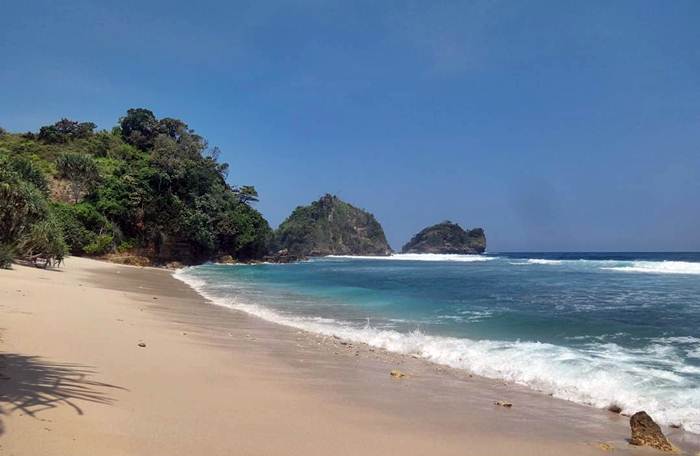 Pantai Pasang via IG @whiempy, 1. Pantai Sipelot, 2. Pantai Licin, 3. Pantai Balekambang, 4. Pantai Ngliyep, 5. Pantai Batu Bengkung, 6. Pantai Watu Leter, 7. Pantai Bajulmati, 8. Pantai Goa Cina, 9. Pantai Lenggoksono, 10. Pantai Jonggring Saloko, 11. Pantai Mbehi, 12. Pantai Modangan, 13. Pantai Bantol, 14. Pantai Kondang Buntung, 14. Pantai Kondang Merak, 15. Pantai Watu Pecah, 16. Pantai Tiga Warna, 17. Pantai Sendang Biru, 18. Pantai Ngandol, 19. Pantai Banyu Anjlok, 20. Pantai Sendiki, 21. Pantai Tamban, 22. Pantai Bolu- Bolu, 23. Pantai Wediawu, 24. Pantai Wonogoro, 25. Pantai Nganteb, 26. Pantai Clungup, 27. Pantai Banyumeneng, 28. Pantai Gatra, 29. Pantai Jonggring Saloka, 30. Pantai Watu Lepek, 31. Pantai Wedi Putih, 32. Pantai Klatakan, 33. Pantai Pancer, 34. Pantai Kaliapus, 35. Pantai Bangsong, 36. Pantai Savana, 37. Pantai Teluk Asmoro, 38. Pantai Tomen, 39. Pantai Ungapan, 40. Pantai Jolangkung, 41. Pantai Parang Dowo, 42. Pantai Telok, 43. Pantai Kajaran, 44. Pantai Wedi Klopo, 45. Pantai Ngopet, 46. Pantai Pasang, 47. Pantai Karang Tengkorak, 48. Pantai Karang Bolong, 49. Pantai Ngudel, 50. Pantai Kuncaran, 51. Pantai Taman Ayu, 52. Pantai Pesanggrahan