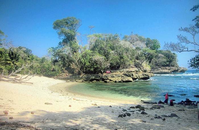 Pantai Pesanggrahan via IG @whiempy, 1. Pantai 3 Warna Malang, 2. Pantai Watu Lepek, 3. Pantai Sendiki, 4. Pantai Jelangkung, Nama Mistis yang Tidak Mistis, 5. Pantai Batu Bengkung, 6. Pantai Ngliyep, 7. Pantai Perawan, 8. Pantai Clungup, 9. Wisata Pantai Bowele, 10. Pantai Selok, 11. Pantai Banyu Meneng, 12. Pantai Seling Ciut yang Tersembunyi, 13. Pantai di Pulau Sempu, 14. Pantai Watu Leter Malang, 15. Pantai Tamban, 16. Pantai Balekambang, 17. Pantai Wedi Awu, 18. Pantai Bajul Mati Malang, 19. Pantai Gatra yang Tertutup Barisan Bukit, 20. Pantai Ngopet, 21. Pantai Ngudel, 22. Pantai Teluk Asmara, 23. Pantai Kondang Merak, 24. Pantai Waru Waru, 25. Pantai Pesanggrahan, 26. Pantai Taman Ayu, 27. Pantai Kuncaran, 28. Pantai Karang Bolong, 29. Pantai Karang Tengkorak