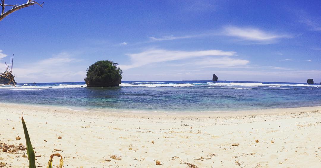 Pantai Watu Lepek via IG @yanuadizulfikar, 1. Pantai 3 Warna Malang, 2. Pantai Watu Lepek, 3. Pantai Sendiki, 4. Pantai Jelangkung, Nama Mistis yang Tidak Mistis, 5. Pantai Batu Bengkung, 6. Pantai Ngliyep, 7. Pantai Perawan, 8. Pantai Clungup, 9. Wisata Pantai Bowele, 10. Pantai Selok, 11. Pantai Banyu Meneng, 12. Pantai Seling Ciut yang Tersembunyi, 13. Pantai di Pulau Sempu, 14. Pantai Watu Leter Malang, 15. Pantai Tamban, 16. Pantai Balekambang, 17. Pantai Wedi Awu, 18. Pantai Bajul Mati Malang, 19. Pantai Gatra yang Tertutup Barisan Bukit, 20. Pantai Ngopet, 21. Pantai Ngudel, 22. Pantai Teluk Asmara, 23. Pantai Kondang Merak, 24. Pantai Waru Waru, 25. Pantai Pesanggrahan, 26. Pantai Taman Ayu, 27. Pantai Kuncaran, 28. Pantai Karang Bolong, 29. Pantai Karang Tengkorak
