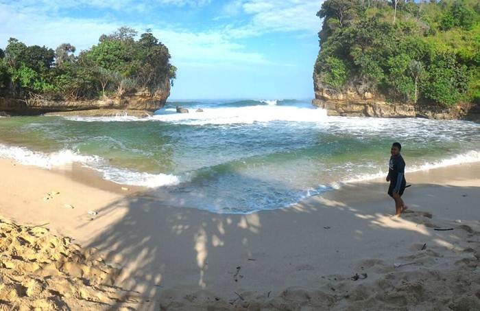 Pantai Wedi Klopo via IG @cupes_giant, 1. Pantai Sipelot, 2. Pantai Licin, 3. Pantai Balekambang, 4. Pantai Ngliyep, 5. Pantai Batu Bengkung, 6. Pantai Watu Leter, 7. Pantai Bajulmati, 8. Pantai Goa Cina, 9. Pantai Lenggoksono, 10. Pantai Jonggring Saloko, 11. Pantai Mbehi, 12. Pantai Modangan, 13. Pantai Bantol, 14. Pantai Kondang Buntung, 14. Pantai Kondang Merak, 15. Pantai Watu Pecah, 16. Pantai Tiga Warna, 17. Pantai Sendang Biru, 18. Pantai Ngandol, 19. Pantai Banyu Anjlok, 20. Pantai Sendiki, 21. Pantai Tamban, 22. Pantai Bolu- Bolu, 23. Pantai Wediawu, 24. Pantai Wonogoro, 25. Pantai Nganteb, 26. Pantai Clungup, 27. Pantai Banyumeneng, 28. Pantai Gatra, 29. Pantai Jonggring Saloka, 30. Pantai Watu Lepek, 31. Pantai Wedi Putih, 32. Pantai Klatakan, 33. Pantai Pancer, 34. Pantai Kaliapus, 35. Pantai Bangsong, 36. Pantai Savana, 37. Pantai Teluk Asmoro, 38. Pantai Tomen, 39. Pantai Ungapan, 40. Pantai Jolangkung, 41. Pantai Parang Dowo, 42. Pantai Telok, 43. Pantai Kajaran, 44. Pantai Wedi Klopo, 45. Pantai Ngopet, 46. Pantai Pasang, 47. Pantai Karang Tengkorak, 48. Pantai Karang Bolong, 49. Pantai Ngudel, 50. Pantai Kuncaran, 51. Pantai Taman Ayu, 52. Pantai Pesanggrahan