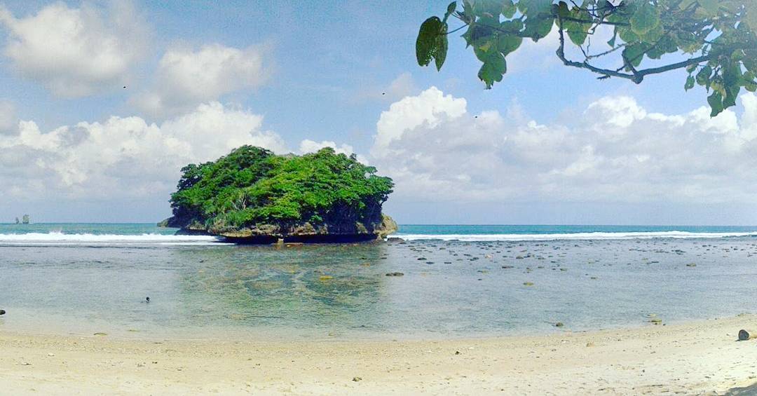 Pantai Tomen via IG @whiempy, 1. Pantai Sipelot, 2. Pantai Licin, 3. Pantai Balekambang, 4. Pantai Ngliyep, 5. Pantai Batu Bengkung, 6. Pantai Watu Leter, 7. Pantai Bajulmati, 8. Pantai Goa Cina, 9. Pantai Lenggoksono, 10. Pantai Jonggring Saloko, 11. Pantai Mbehi, 12. Pantai Modangan, 13. Pantai Bantol, 14. Pantai Kondang Buntung, 14. Pantai Kondang Merak, 15. Pantai Watu Pecah, 16. Pantai Tiga Warna, 17. Pantai Sendang Biru, 18. Pantai Ngandol, 19. Pantai Banyu Anjlok, 20. Pantai Sendiki, 21. Pantai Tamban, 22. Pantai Bolu- Bolu, 23. Pantai Wediawu, 24. Pantai Wonogoro, 25. Pantai Nganteb, 26. Pantai Clungup, 27. Pantai Banyumeneng, 28. Pantai Gatra, 29. Pantai Jonggring Saloka, 30. Pantai Watu Lepek, 31. Pantai Wedi Putih, 32. Pantai Klatakan, 33. Pantai Pancer, 34. Pantai Kaliapus, 35. Pantai Bangsong, 36. Pantai Savana, 37. Pantai Teluk Asmoro, 38. Pantai Tomen, 39. Pantai Ungapan, 40. Pantai Jolangkung, 41. Pantai Parang Dowo, 42. Pantai Telok, 43. Pantai Kajaran, 44. Pantai Wedi Klopo, 45. Pantai Ngopet, 46. Pantai Pasang, 47. Pantai Karang Tengkorak, 48. Pantai Karang Bolong, 49. Pantai Ngudel, 50. Pantai Kuncaran, 51. Pantai Taman Ayu, 52. Pantai Pesanggrahan