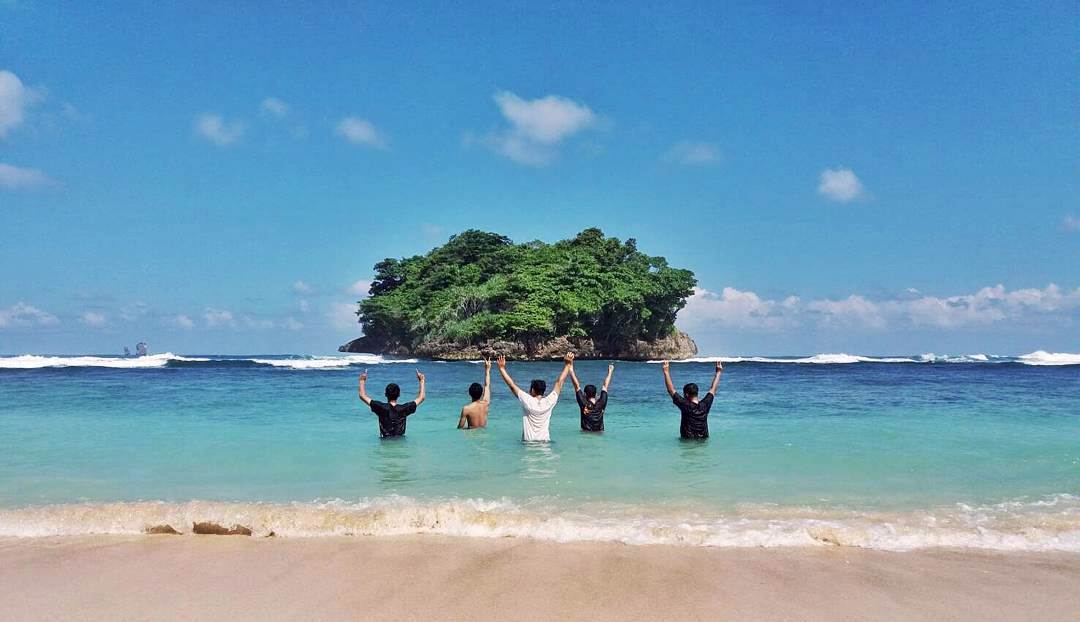 Pantai Teluk Asmoro via IG @rifqidp_, 1. Pantai Sipelot, 2. Pantai Licin, 3. Pantai Balekambang, 4. Pantai Ngliyep, 5. Pantai Batu Bengkung, 6. Pantai Watu Leter, 7. Pantai Bajulmati, 8. Pantai Goa Cina, 9. Pantai Lenggoksono, 10. Pantai Jonggring Saloko, 11. Pantai Mbehi, 12. Pantai Modangan, 13. Pantai Bantol, 14. Pantai Kondang Buntung, 14. Pantai Kondang Merak, 15. Pantai Watu Pecah, 16. Pantai Tiga Warna, 17. Pantai Sendang Biru, 18. Pantai Ngandol, 19. Pantai Banyu Anjlok, 20. Pantai Sendiki, 21. Pantai Tamban, 22. Pantai Bolu- Bolu, 23. Pantai Wediawu, 24. Pantai Wonogoro, 25. Pantai Nganteb, 26. Pantai Clungup, 27. Pantai Banyumeneng, 28. Pantai Gatra, 29. Pantai Jonggring Saloka, 30. Pantai Watu Lepek, 31. Pantai Wedi Putih, 32. Pantai Klatakan, 33. Pantai Pancer, 34. Pantai Kaliapus, 35. Pantai Bangsong, 36. Pantai Savana, 37. Pantai Teluk Asmoro, 38. Pantai Tomen, 39. Pantai Ungapan, 40. Pantai Jolangkung, 41. Pantai Parang Dowo, 42. Pantai Telok, 43. Pantai Kajaran, 44. Pantai Wedi Klopo, 45. Pantai Ngopet, 46. Pantai Pasang, 47. Pantai Karang Tengkorak, 48. Pantai Karang Bolong, 49. Pantai Ngudel, 50. Pantai Kuncaran, 51. Pantai Taman Ayu, 52. Pantai Pesanggrahan