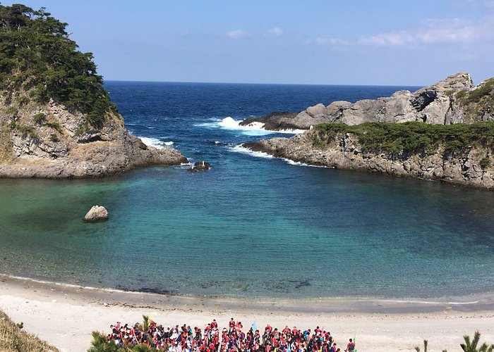 Pantai di Shikine Jima via Tripadvisor, Informasi Dasar, Sekilas Tentang Kepulauan Izu, Daya Tarik Oshima, Aktivitas Seru & Tempat Wisata di Oshima, Cara Mengakses Oshima, Tips dan Informasi Penting