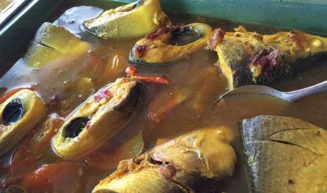 Pallu Kacci, 1. Coto Makassar, 2. Sop Saudara, 3. Pallubasa, 4. Pallumara, 5. Konro Makassar, 6. Juku Pallu Ce’la, 7. Konro Bakar, 8. Sop Ubi, 9. Songkolo Bagadang, 10. Burasa, 11. Bebek Palekko, 12. Kapurung, 13. Mie Titi, 14. Barongko, 15. Pisang Epe, 16. Es Palu Butung, 17. Gogoso, 18. Sarabba, 19. Ikan Bakar Parape, Termasuk Makanan Khas Makassar, 20. Es Pisang Ijo, Makanan Khas Makassar yang Populer, 21. Jalangkote, 22. Sikaporo, 23. Kue Apang, Kue Tradisional Khas Makassar, 24. Pallu Kacci, 25. Nasi Kuning Riburane, 26. Roko-Roko Unti dan Cangkuning, 27. Putu Cangkiri, 28. Baje, 29. Kue Dange, 30. Buroncong, 31. Cucuru Bayao