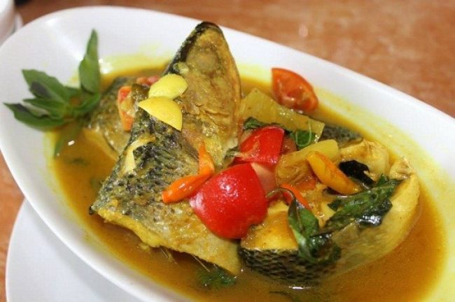 Pallumara, 1. Coto Makassar, 2. Sop Saudara, 3. Pallubasa, 4. Pallumara, 5. Konro Makassar, 6. Juku Pallu Ce’la, 7. Konro Bakar, 8. Sop Ubi, 9. Songkolo Bagadang, 10. Burasa, 11. Bebek Palekko, 12. Kapurung, 13. Mie Titi, 14. Barongko, 15. Pisang Epe, 16. Es Palu Butung, 17. Gogoso, 18. Sarabba, 19. Ikan Bakar Parape, Termasuk Makanan Khas Makassar, 20. Es Pisang Ijo, Makanan Khas Makassar yang Populer, 21. Jalangkote, 22. Sikaporo, 23. Kue Apang, Kue Tradisional Khas Makassar, 24. Pallu Kacci, 25. Nasi Kuning Riburane, 26. Roko-Roko Unti dan Cangkuning, 27. Putu Cangkiri, 28. Baje, 29. Kue Dange, 30. Buroncong, 31. Cucuru Bayao