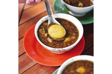 Pallubasa via IG @kevinhorax, 1. Coto Makassar, 2. Sop Saudara, 3. Pallubasa, 4. Pallumara, 5. Konro Makassar, 6. Juku Pallu Ce’la, 7. Konro Bakar, 8. Sop Ubi, 9. Songkolo Bagadang, 10. Burasa, 11. Bebek Palekko, 12. Kapurung, 13. Mie Titi, 14. Barongko, 15. Pisang Epe, 16. Es Palu Butung, 17. Gogoso, 18. Sarabba, 19. Ikan Bakar Parape, Termasuk Makanan Khas Makassar, 20. Es Pisang Ijo, Makanan Khas Makassar yang Populer, 21. Jalangkote, 22. Sikaporo, 23. Kue Apang, Kue Tradisional Khas Makassar, 24. Pallu Kacci, 25. Nasi Kuning Riburane, 26. Roko-Roko Unti dan Cangkuning, 27. Putu Cangkiri, 28. Baje, 29. Kue Dange, 30. Buroncong, 31. Cucuru Bayao