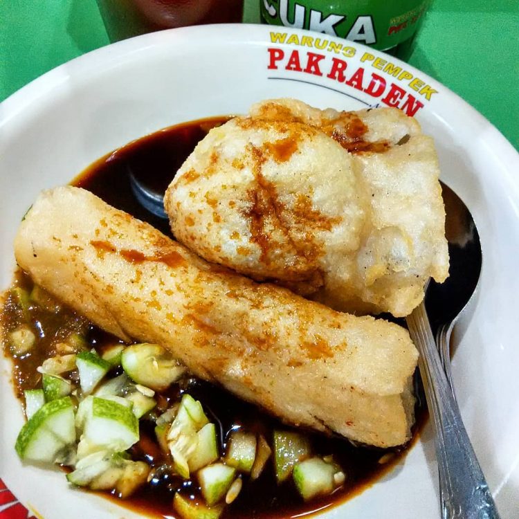 Pempek via IG @fatroy3, 1. Pempek, 2. Tekwan, 3. Laksan, 4. Celimpungan, 5. Burgo, 6. Lakso, 7. Martabak Palembang, 8. Mie Celor, 9. Pindang Ikan, 10. Pindang Tulang, 11. Sate Sapi Cucuk Manis, 12. Bakmi Babi, 13. Es Kacang Merah, 14. Kemplang Palembang, 15. Godo-Godo, 16. Gulo Puan, 17. Roti Koing, 18. Sambal Tempoyak, 19. Model, 20. Malbi, 21. Kue 8 Jam, 22. Otak-otak Kuah Cuko, 23. Lempok, 24. Lenggang, 25. Martabak HAR, 26. Kue Lapis Kojo, 27. Kue Engkak Ketan , 28. Kue Maksuba, 29. Kue Bolu Suri, 30. Kue Gandus, 31. Kue Lumpang, 32. Kue Srikaya, 33. Dadar Jiwo, 34. Sambal Lingkung, 35. Telok Ukan