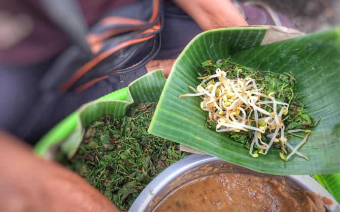 Pecel Semanggi, 1. Nasi Goreng Jancuk, 2. Sego Sambel Khas Surabaya, 3. Nasi Cumi Nikmat Surabaya, 4. Nasi Campur Tambak Bayan, 5. Nasi Empal Pengampon, 6. Nasi Krawu Surabaya, 7. Rujak Cingur Khas Surabaya, 8. Tahu Tek Surabaya, 9. Pecel Semanggi, 10. Sate Klopo, 11. Sate Lisidu, 12. Sate Karak, 13. Lontong Kupang, 14. Lontong Balap Paling Enak, 15. Mie Akhirat Kota SBY, 16. Mie Pecun, 17. Bebek Mercon, 18. Bebek Palupi, 19. Bebek Goreng Sinjay, 20. Bebek Tugu Pahlawan, 21. Rawon Kalkulator Taman Bungkul, 22. Rawon Setan Khas Surabaya, 23. Belut Spesial Khas Surabaya, 24. Soto Lamongan Cak Har, 25. Kepiting Cak Gundul, 26. Tahu Campur , 27. Surabaya Snowcake , 28. Almond Crispy Cheese, 29. Es Krim Zangrandi , 30. Soto Gubeng, 31. Pohong Tata, 32. Lapis Surabaya, 33. Sirup Bogem Mangrove