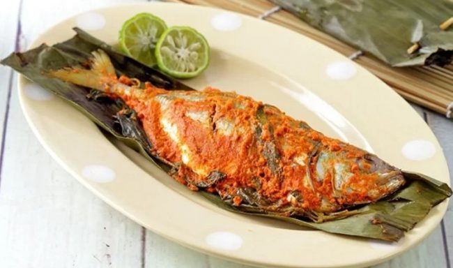 Pepes Tulang Lunak Ikan Mas via Ramesia, 1. Nasi Liwet Khas Sunda, 2. Nasi Timbel Khas Sunda, 3. Nasi Tutug Oncom, 4. Karedok Khas Sunda, 5. Lotek Sunda, 6. Tumis Genjer Oncom dari Sunda, 7. Pepes Ikan Khas Sunda, 8. Bakakak Hayam, Makanan Khas Sunda yang Unik, 9. Soto Bandung, Salah Satu Makanan Khas Sunda, 10. Soto Mie, Makanan Khas Sunda yang Populer, 11. Mie Kocok, Sajian Kuliner Khas Bandung, 12. Sate Maranggi, Makanan Khas Sunda yang Mendunia, 13. Empal Gentong Khas Jawa Barat, 14. Kupat Tahu, Menu Sarapan Khas Sunda, 15. Geco, Makanan Khas Cianjur, 16. Surabi, Makanan Khas Tradisional Sunda, 17. Tahu Sumedang Khas Sunda, 18. Tahu Gejrot Khas Sunda, 19. Combro Khas Sunda, 20. Bapatong, Makanan Khas Sunda yang Nikmat, 21. Cungkring, Makanan Khas Sunda dari Bogor, 22. Peuyeum Khas Sunda, 23. Kadedemes, Khas Sunda Jawa Barat, 24. Laksa Bogor, Khas Sunda, 25. Batagor, 26. Gepuk, 27. Basreng, 28. Dodol Garut, 29. Kue Gemblong, 30. Kue Cucur, 31. Apem Putih