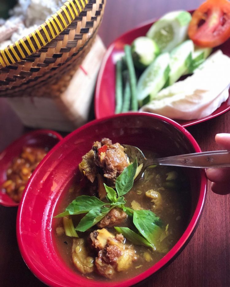 Pindang Tulang via IG @pindang.dlamaya, 1. Pempek, 2. Tekwan, 3. Laksan, 4. Celimpungan, 5. Burgo, 6. Lakso, 7. Martabak Palembang, 8. Mie Celor, 9. Pindang Ikan, 10. Pindang Tulang, 11. Sate Sapi Cucuk Manis, 12. Bakmi Babi, 13. Es Kacang Merah, 14. Kemplang Palembang, 15. Godo-Godo, 16. Gulo Puan, 17. Roti Koing, 18. Sambal Tempoyak, 19. Model, 20. Malbi, 21. Kue 8 Jam, 22. Otak-otak Kuah Cuko, 23. Lempok, 24. Lenggang, 25. Martabak HAR, 26. Kue Lapis Kojo, 27. Kue Engkak Ketan , 28. Kue Maksuba, 29. Kue Bolu Suri, 30. Kue Gandus, 31. Kue Lumpang, 32. Kue Srikaya, 33. Dadar Jiwo, 34. Sambal Lingkung, 35. Telok Ukan